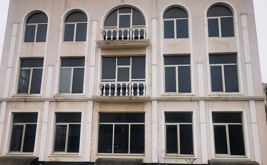 Здание с лифтом и парковкой, 1751 м², можно поэтажно фото
