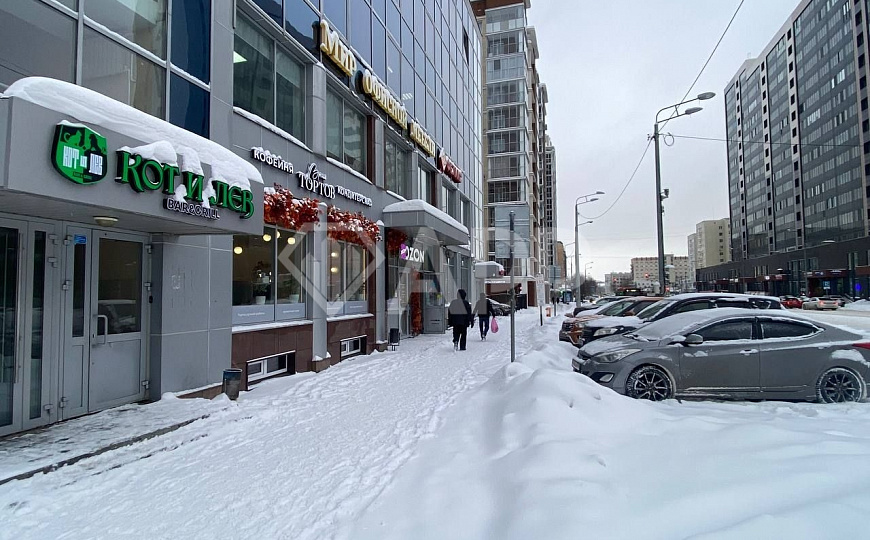 Помещение с панорамным окнами в центре, 138м² фото