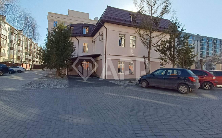 Здание 700 м2  с парковкой в центре фото