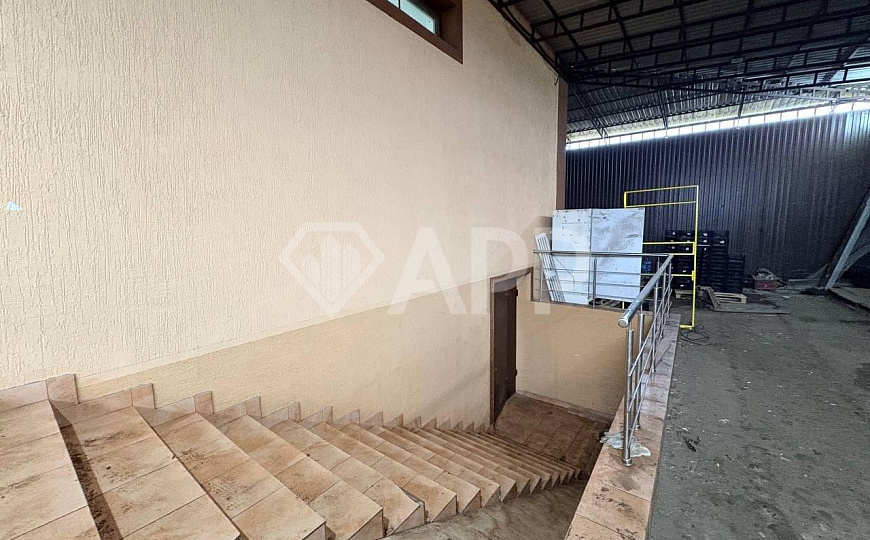 Сдам торговое помещение 300 м2 фото