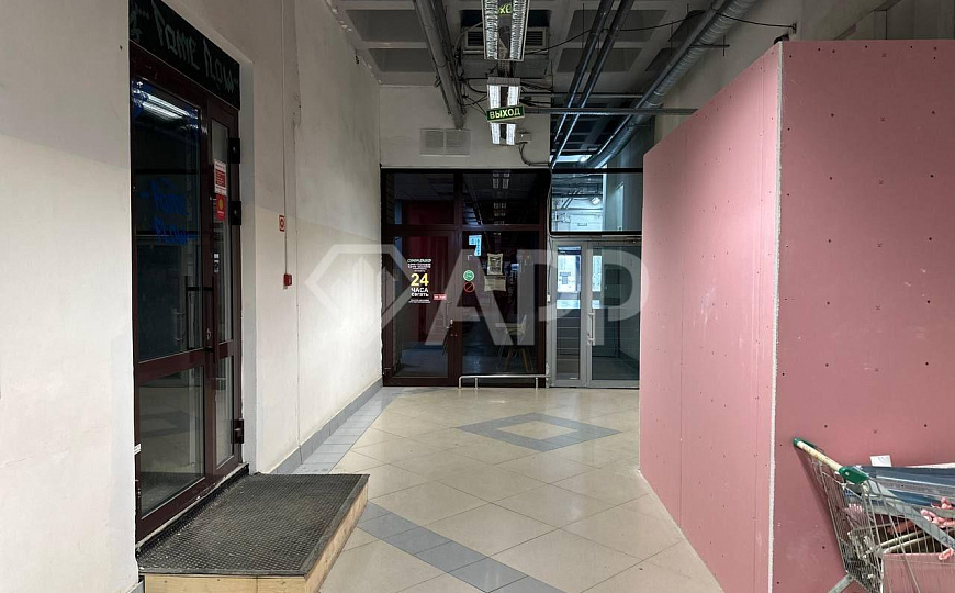 Сдам помещение в торгом центре фото