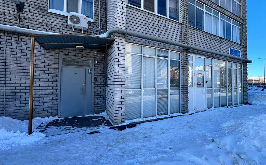 Коммерция от 64 м2 или 140 м2 в центре | 2 входа | Можно разделить фото