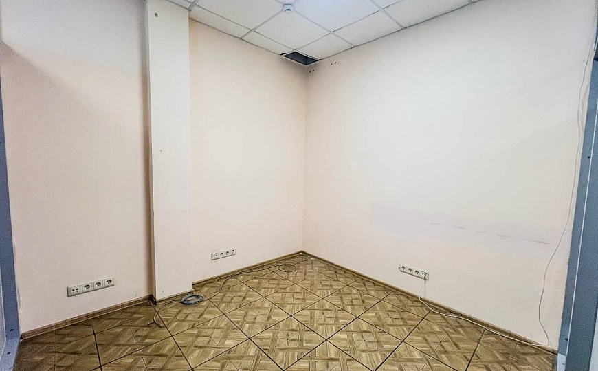 Коммерция от 64 м2 или 140 м2 в центре | 2 входа | Можно разделить фото