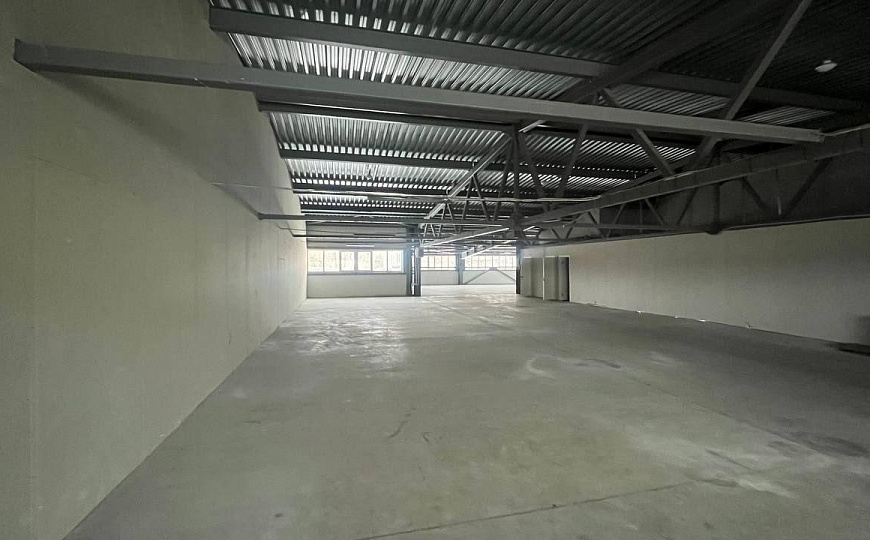 Производственно-складское помещение с подъемником фото