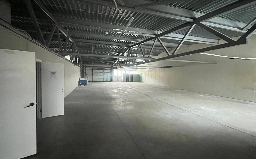 Производственно-складское помещение с подъемником фото