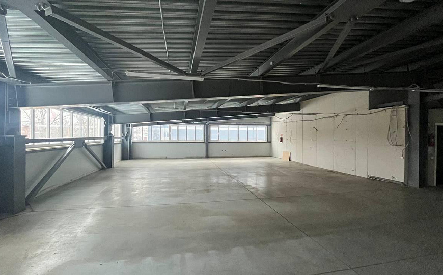 Производственно-складское помещение с подъемником фото