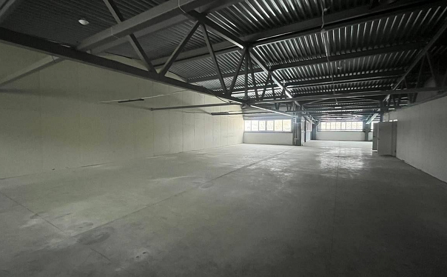 Производственно-складское помещение с подъемником фото