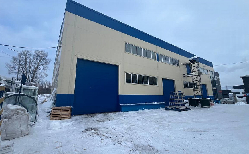 Производственно-складское помещение с подъемником фото