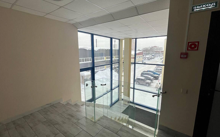 Производственно-складское помещение с подъемником фото