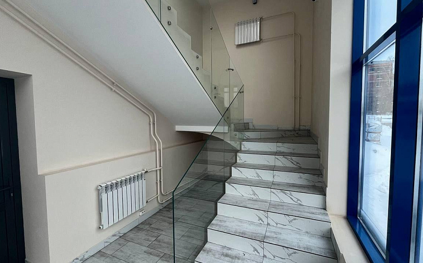 Производственно-складское помещение с подъемником фото