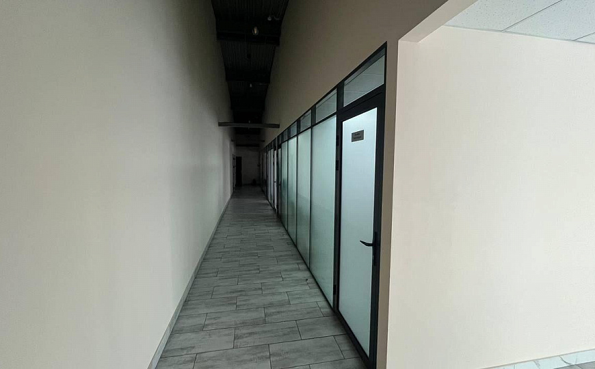 Производственно-складское помещение с подъемником фото