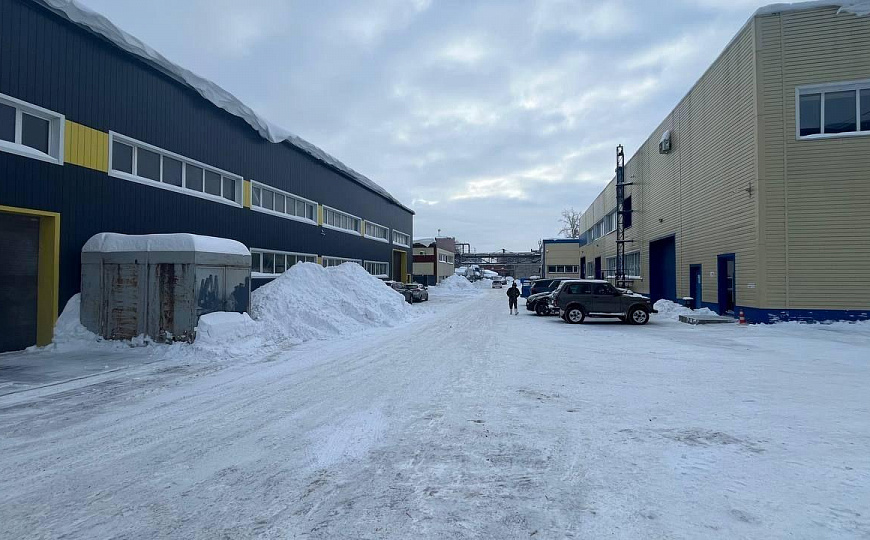 Производственно-складское помещение с подъемником фото