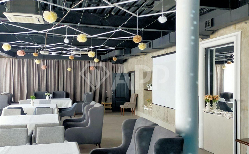 В центре под кафе, ресторан, бар, клуб фото