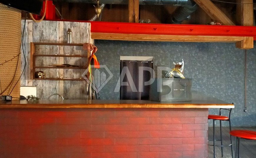 В центре под кафе, ресторан, бар, клуб фото