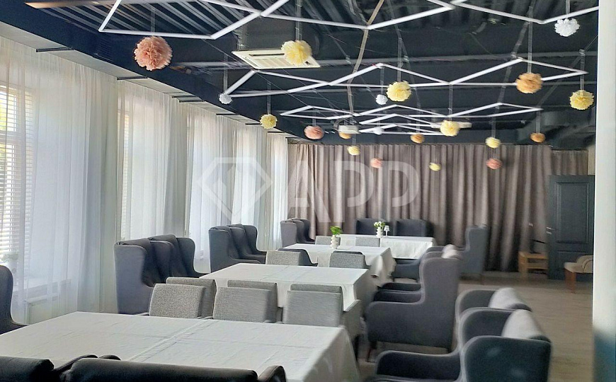 В центре под кафе, ресторан, бар, клуб фото