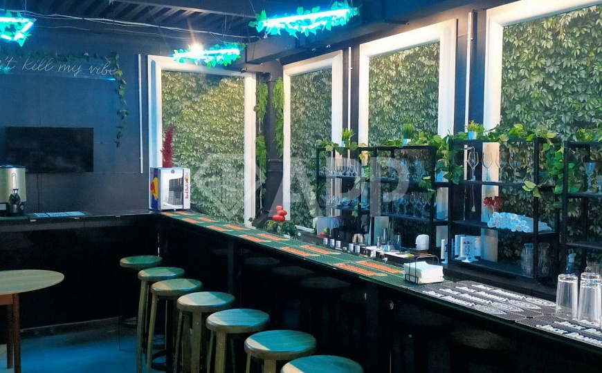 В центре под кафе, ресторан, бар, клуб фото