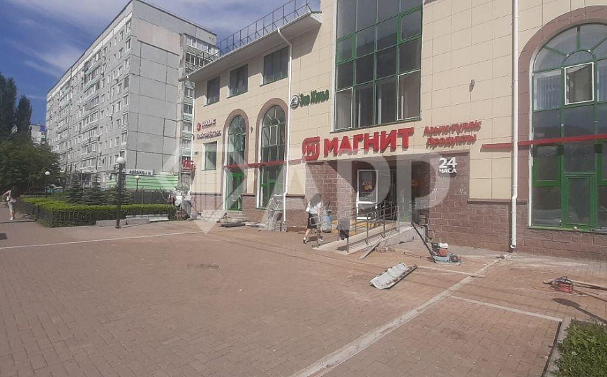 Цоколь под сбербанком на Артема 53б фото