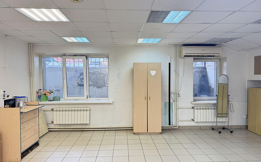 Высокий цоколь с окнами 45,6 м2 фото