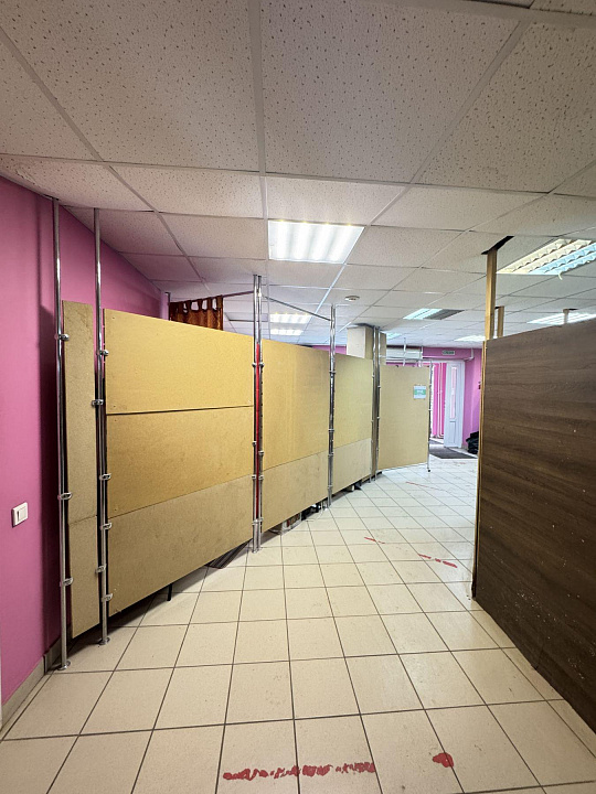 Высокий цоколь с окнами 45,6 м2 фото