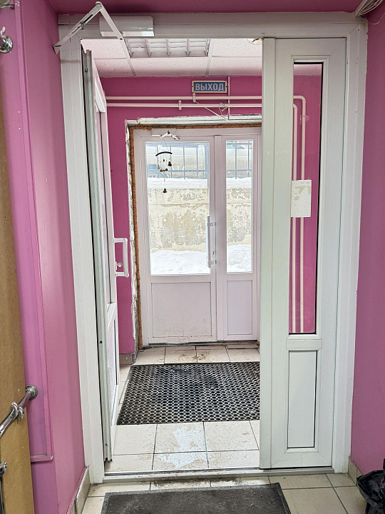 Высокий цоколь с окнами 45,6 м2 фото