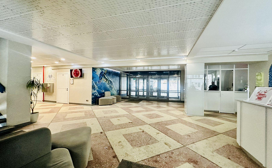 Офис  31.8 м2 в центре города фото