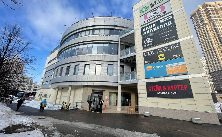 Торговая площадь у метро фото