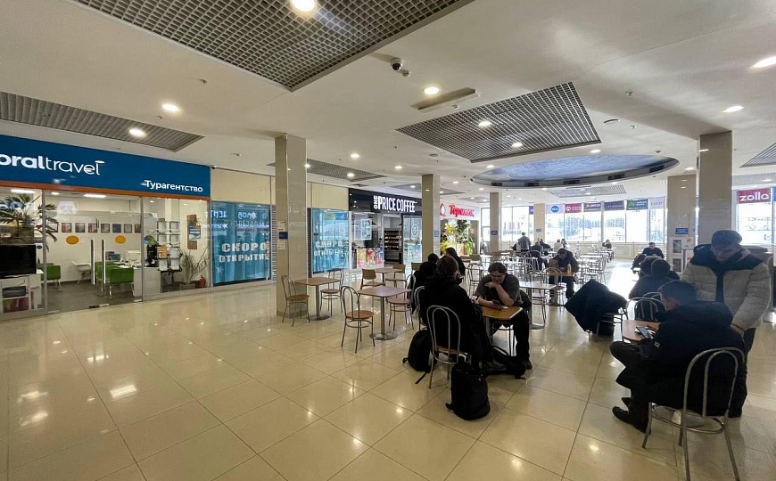 Торговая площадь у метро фото