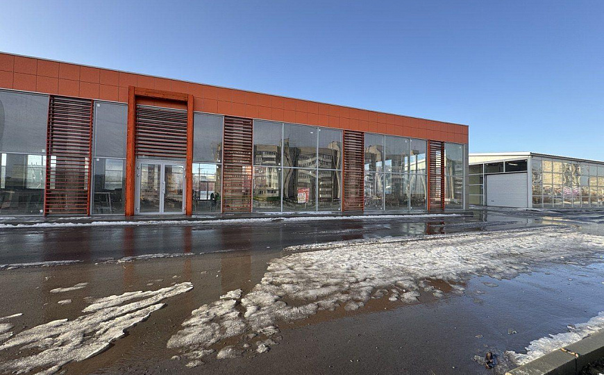 Здание с витринами в крупном жилмассиве, 998 м² фото