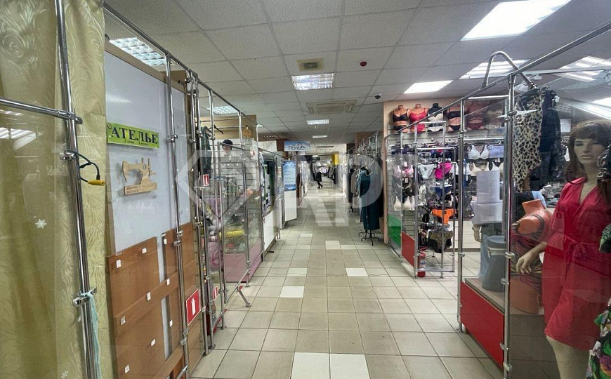 Продам торговый центр у входа в Метро фото