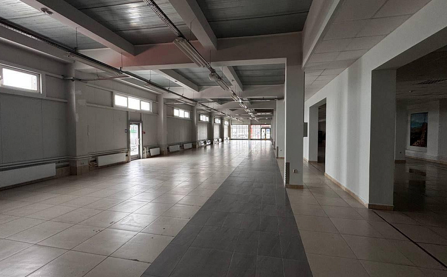 Торговые площади в крупном торговом центре фото