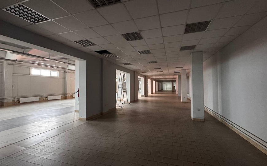 Торговые площади в крупном торговом центре фото