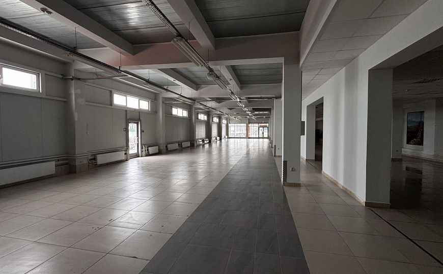 Торговые площади в крупном торговом центре фото