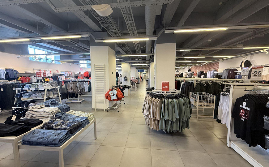 Сдам торговое помещение, 1 300 м² фото