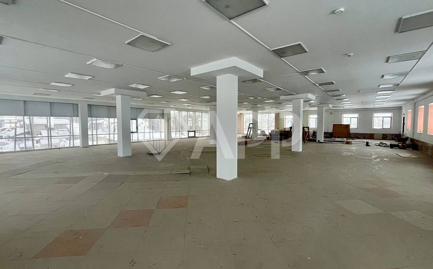 Помещение с панорамными окнами над Пятерочкой фото