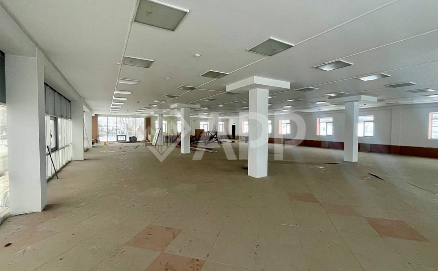 Помещение с панорамными окнами над Пятерочкой фото