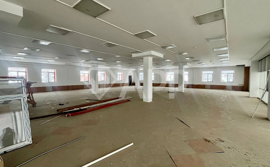 Помещение с панорамными окнами над Пятерочкой фото