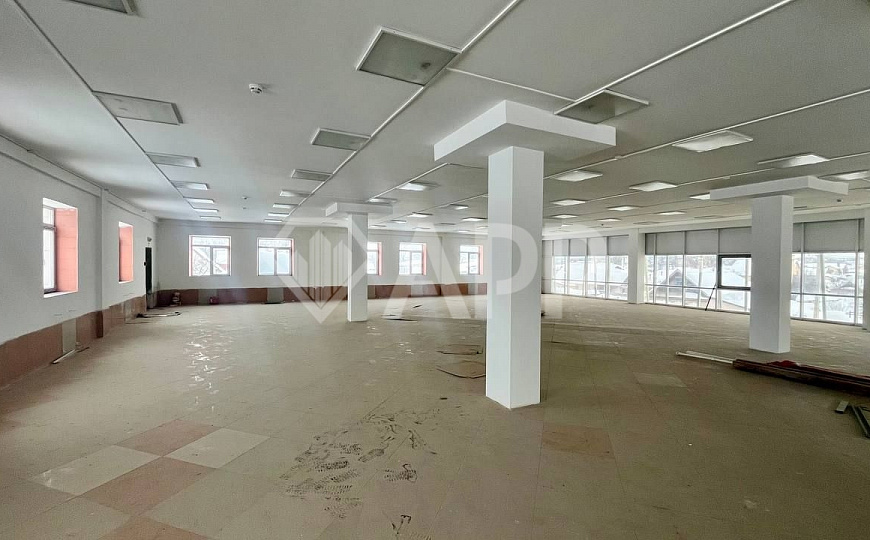 Помещение с панорамными окнами над Пятерочкой фото