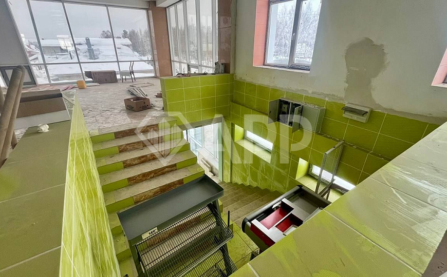 Помещение с панорамными окнами над Пятерочкой фото