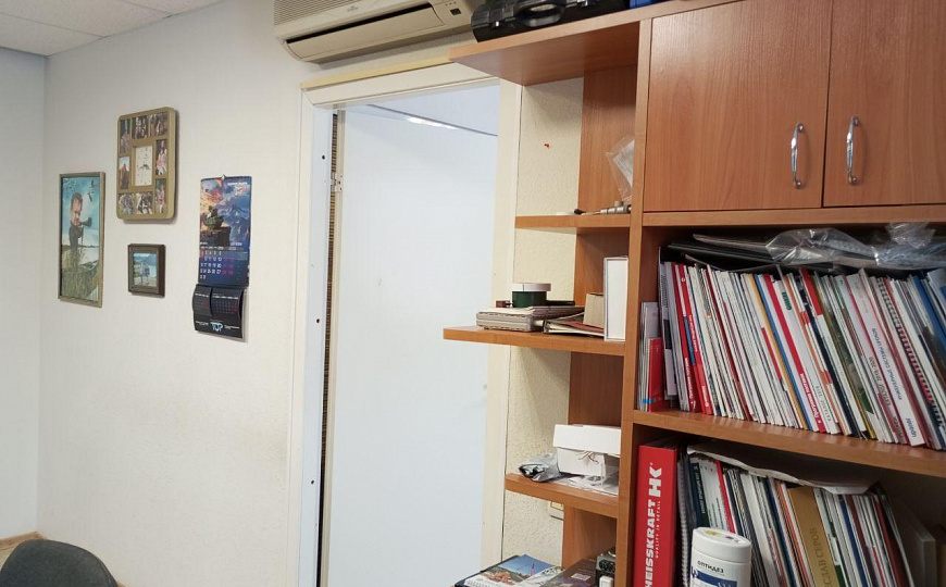 Офис 67 м² на первой линии в гор. Металлургов фото