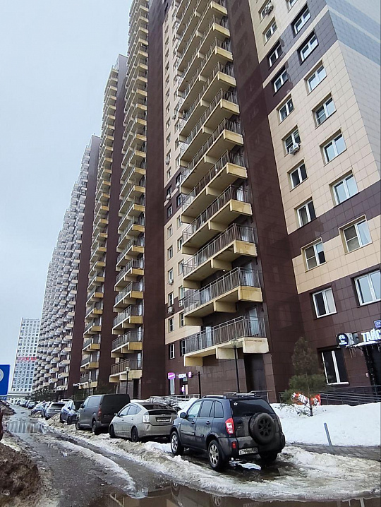 СТРИТ-РИТЕЙЛ В РЕУТОВЕ: 42 м², ОТДЕЛЬНЫЙ ВХОД, ПОТОЛКИ 6 м!   фото