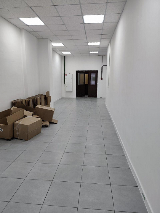 СТРИТ-РИТЕЙЛ В РЕУТОВЕ: 42 м², ОТДЕЛЬНЫЙ ВХОД, ПОТОЛКИ 6 м!   фото