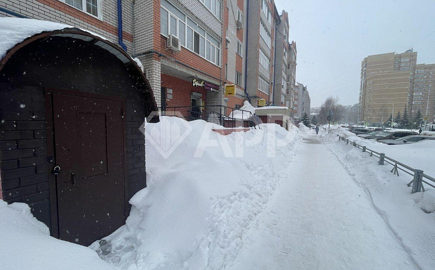 Просторный цоколь, два входа. фото