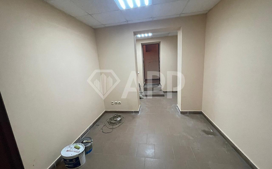 Просторный цоколь, два входа. фото