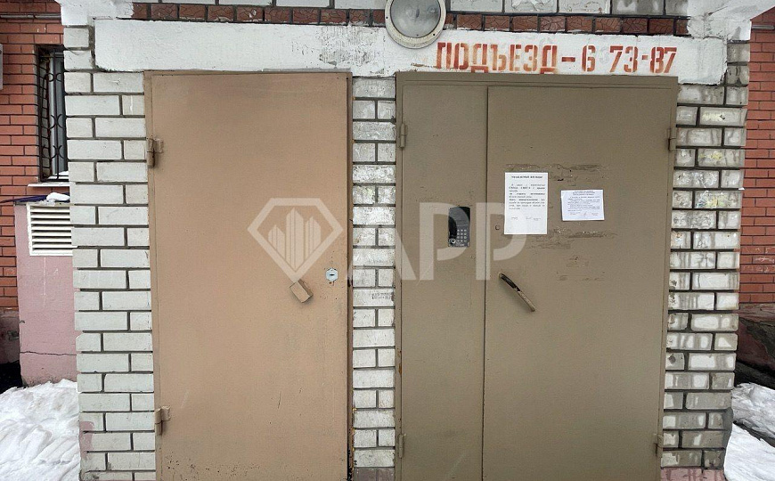 Просторный цоколь, два входа. фото