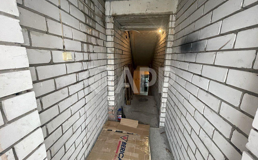 Просторный цоколь, два входа. фото