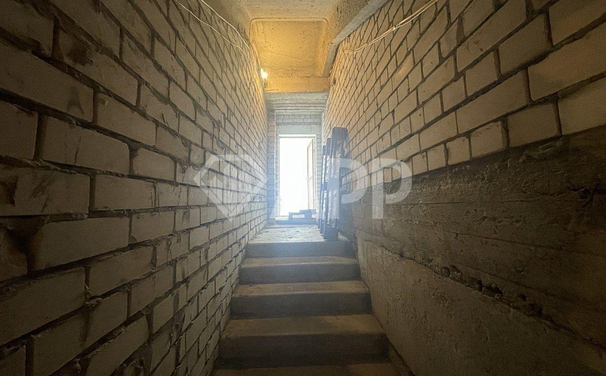 Просторный цоколь, два входа. фото