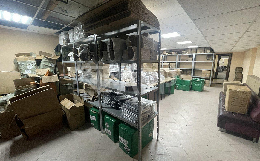 Просторный цоколь, два входа. фото