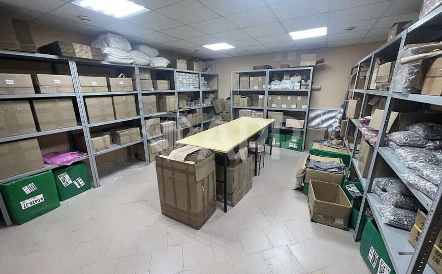 Просторный цоколь, два входа. фото