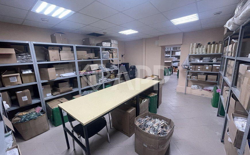 Просторный цоколь, два входа. фото