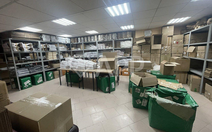 Просторный цоколь, два входа. фото